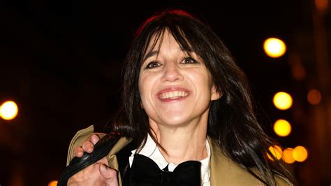 Charlotte Gainsbourg rend hommage à la maison Saint Laurent 